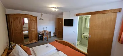 Ein Bett oder Betten in einem Zimmer der Unterkunft Land-gut-Hotel Gasthof Waldschänke