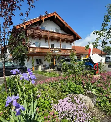 Ein Garten an der Unterkunft Ihre Ferienwohnung bayrisch mehr...