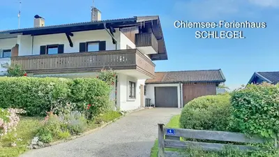 Das Gebäude in dem sich das Ferienhaus befindet