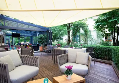 Ein Garten an der Unterkunft MAXIMILIAN MUNICH Apartments & Hotel