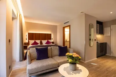 Ein Sitzbereich in der Unterkunft MAXIMILIAN MUNICH Apartments & Hotel