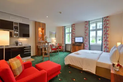 Ein Bett oder Betten in einem Zimmer der Unterkunft MAXIMILIAN MUNICH Apartments & Hotel