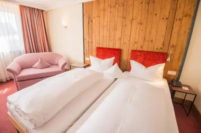 Ein Bett oder Betten in einem Zimmer der Unterkunft Ringhotel Alpenhof - Patchworkhotel