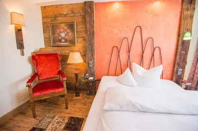 Ein Bett oder Betten in einem Zimmer der Unterkunft Ringhotel Alpenhof - Patchworkhotel