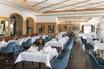 Ein Restaurant oder anderes Speiselokal in der Unterkunft Hotel Tanneck
