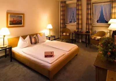 Ein Bett oder Betten in einem Zimmer der Unterkunft Posthotel Kolberbräu