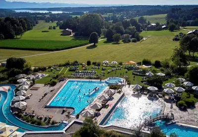 Der Swimmingpool an oder in der Nähe von Ströbinger Hof - Therme Wellness Resort