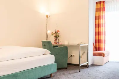 Ein Bett oder Betten in einem Zimmer der Unterkunft Bavaria Hotel