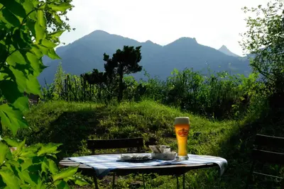 Ein allgemeiner Bergblick oder ein Berglick von der Pension aus