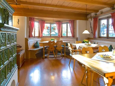 Ein Sitzbereich in der Unterkunft Hotel Hubertus Schliersee