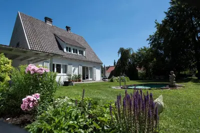 Ein Garten an der Unterkunft Haus Hirt - Idyllisch wohnen zwischen Augsburg und München