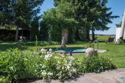 Ein Garten an der Unterkunft Haus Hirt - Idyllisch wohnen zwischen Augsburg und München