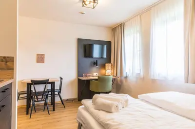 Ein Bett oder Betten in einem Zimmer der Unterkunft Chiemseer Wirtshaus