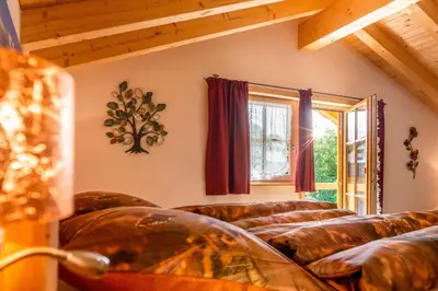 Ein Bett oder Betten in einem Zimmer der Unterkunft Alpenchalet St.Ulrich