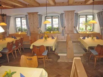 Ein Restaurant oder anderes Speiselokal in der Unterkunft Hotel zur Post