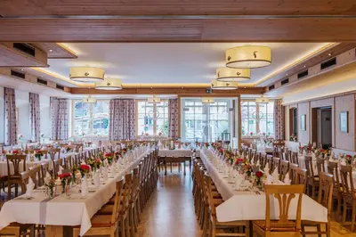 Ein Restaurant oder anderes Speiselokal in der Unterkunft Hotel zur Post