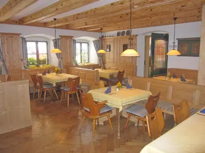 Ein Restaurant oder anderes Speiselokal in der Unterkunft Hotel zur Post