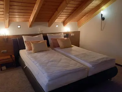 Ein Bett oder Betten in einem Zimmer der Unterkunft Maisonette Deluxe by fewo-amperland