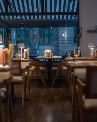 Ein Restaurant oder anderes Speiselokal in der Unterkunft Flemings Hotel München-City