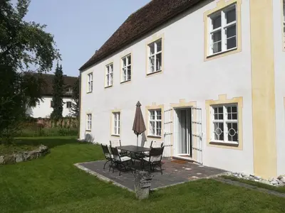 Ein Garten an der Unterkunft Ferienwohnung Hofmarkrichterhaus