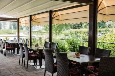 Ein Garten an der Unterkunft Klosterbräu Schlehdorf