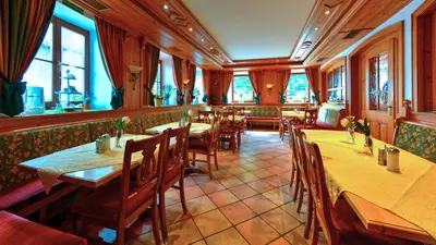 Ein Restaurant oder anderes Speiselokal in der Unterkunft Gasthof zur Post