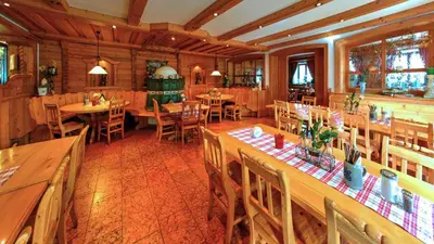 Ein Restaurant oder anderes Speiselokal in der Unterkunft Gasthof zur Post