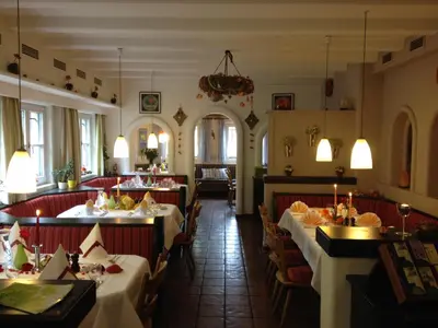 Ein Restaurant oder anderes Speiselokal in der Unterkunft BIO Hotel Bayerischer Wirt Augsburg