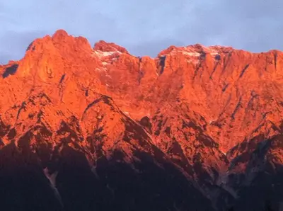 Ein allgemeiner Bergblick oder ein Berglick von des Bed & Breakfasts aus