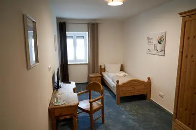 Ein Bett oder Betten in einem Zimmer der Unterkunft Hotel & Gasthof zur Post