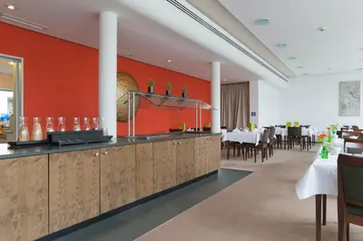 Ein Restaurant oder anderes Speiselokal in der Unterkunft Corbin München Airport Business Hotel