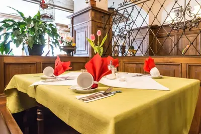 Ein Restaurant oder anderes Speiselokal in der Unterkunft Metzgerei Gasthof Oberhauser - Hotel zur Post