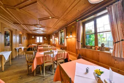 Ein Restaurant oder anderes Speiselokal in der Unterkunft Metzgerei Gasthof Oberhauser - Hotel zur Post