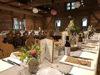 Ein Restaurant oder anderes Speiselokal in der Unterkunft Metzgerei Gasthof Oberhauser - Hotel zur Post