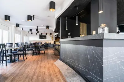 Ein Restaurant oder anderes Speiselokal in der Unterkunft Abasto Hotel München Feldmoching