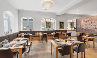 Ein Sitzbereich in der Unterkunft Alpen Hotel München