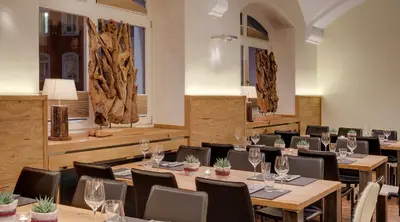 Ein Restaurant oder anderes Speiselokal in der Unterkunft Alpen Hotel München