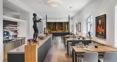 Ein Restaurant oder anderes Speiselokal in der Unterkunft Alpen Hotel München