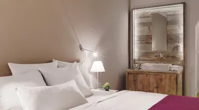 Ein Bett oder Betten in einem Zimmer der Unterkunft Alpen Hotel München