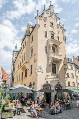 Das Gebäude in dem sich das Hotel befindet