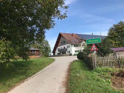 Ein Garten an der Unterkunft Ferienwohnung mit Alpenblick