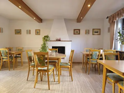 Ein Sitzbereich in der Unterkunft ARRIVEL Hotel am Bergson - bisher Hotel Neuner