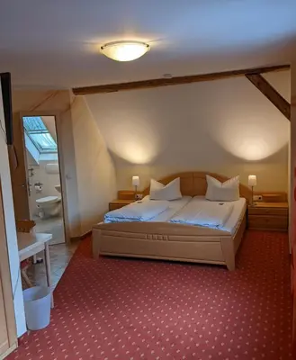Ein Bett oder Betten in einem Zimmer der Unterkunft Gasthof Adler