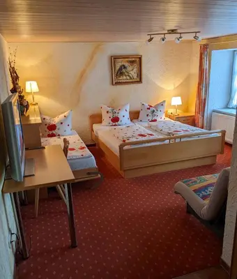 Ein Bett oder Betten in einem Zimmer der Unterkunft Gasthof Adler