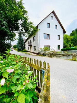 Das Gebäude in dem sich das Ferienhaus befindet