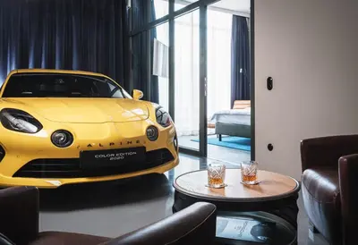 Ein Sitzbereich in der Unterkunft AMERON München Motorworld