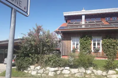 Das Gebäude in dem sich das Ferienhaus befindet