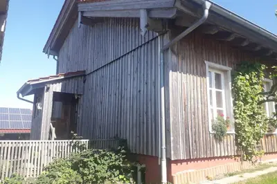 Das Gebäude in dem sich das Ferienhaus befindet