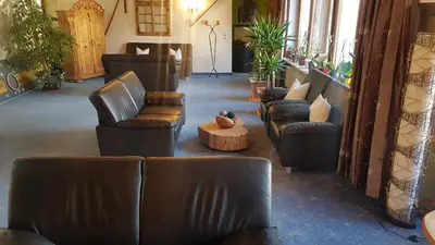 Ein Sitzbereich in der Unterkunft Hotel Leonhardihof