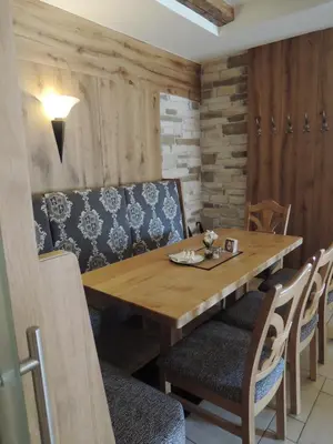 Ein Sitzbereich in der Unterkunft Gasthof Stocker
